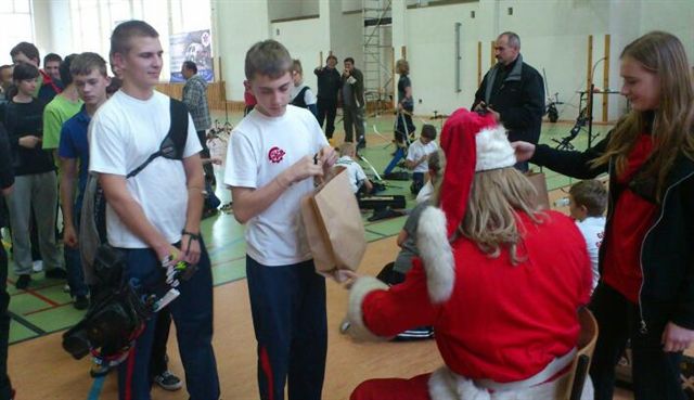 IV Mikołajkowe Halowe Zawody Łucznicze o Puchar Burmistrza Miasta Jarosławia 10 grudnia 2011 Jarosław